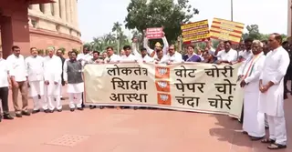 প্রিয়াঙ্কা গান্ধীর নেতৃত্বে পার্লামেন্টের সামনে কংগ্রেসের বিক্ষোভ